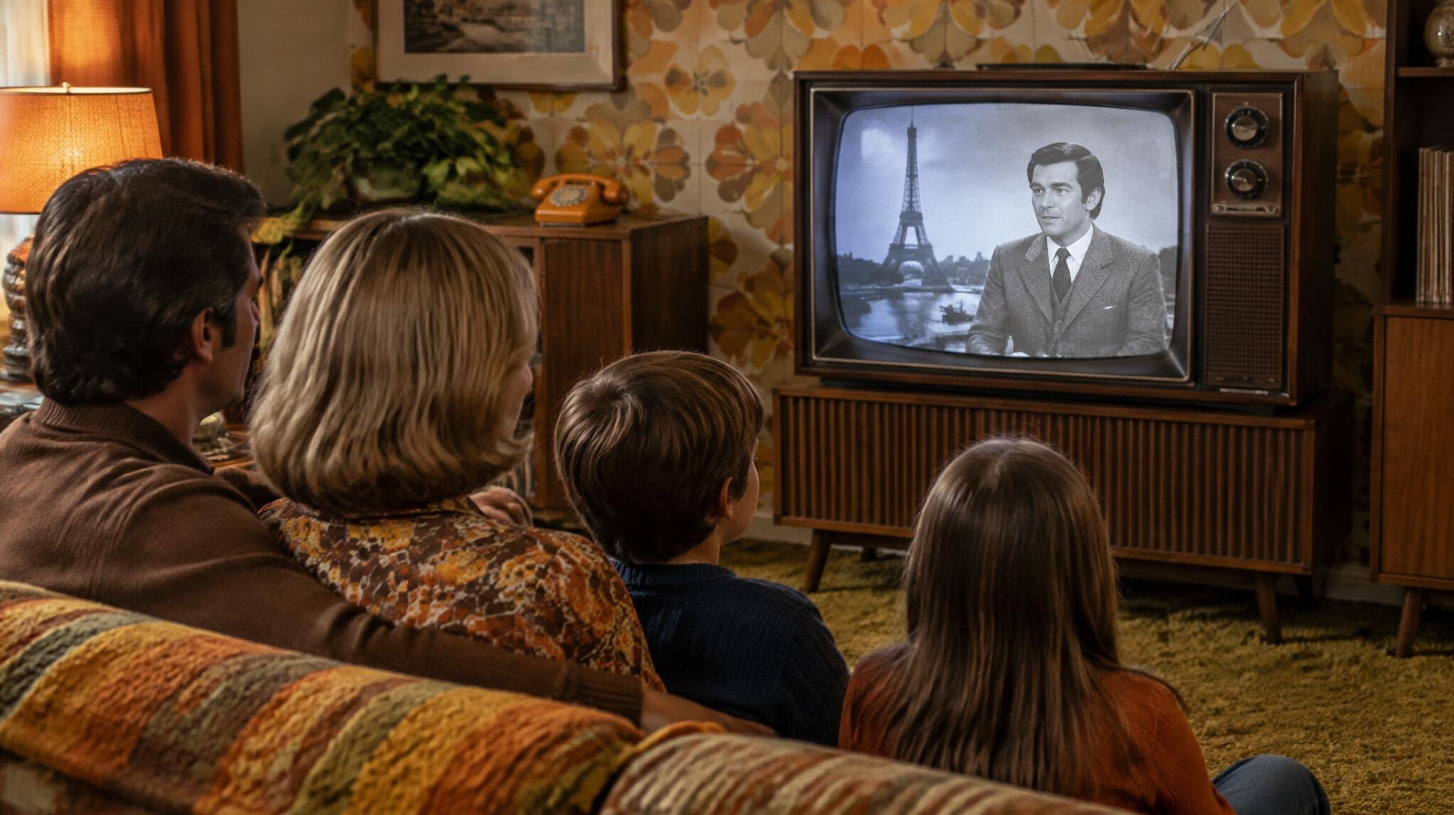 retro tv family watching
